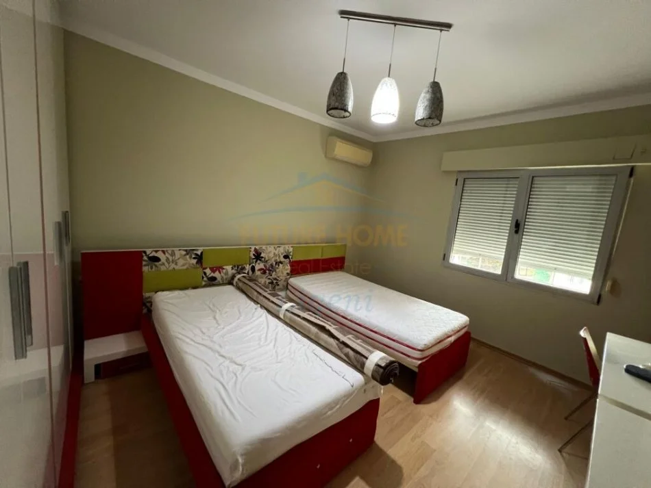 Tirane, jepet me qera apartament 1+1+Ballkon Kati 1, 142 m² 500 € (Liqeni i Thate)