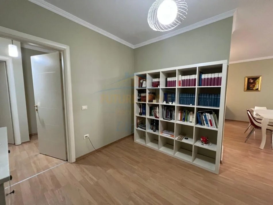 Tirane, jepet me qera apartament 1+1+Ballkon Kati 1, 142 m² 500 € (Liqeni i Thate)