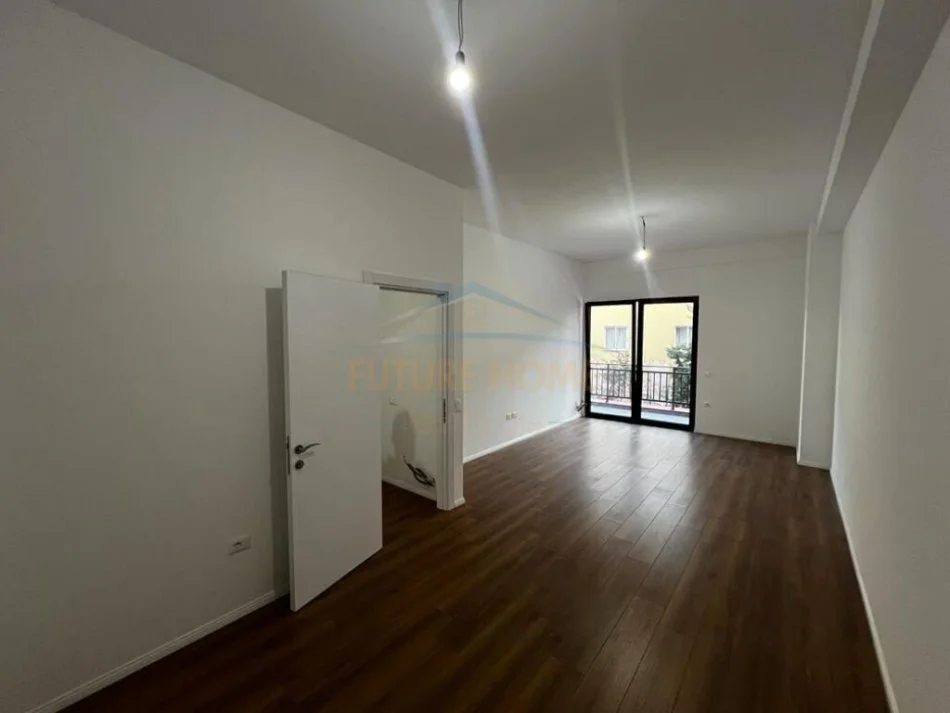 Tirane, jepet me qera apartament 2+1+Ballkon Kati 8, 116 m² 450 € (Rruga e Dibres)