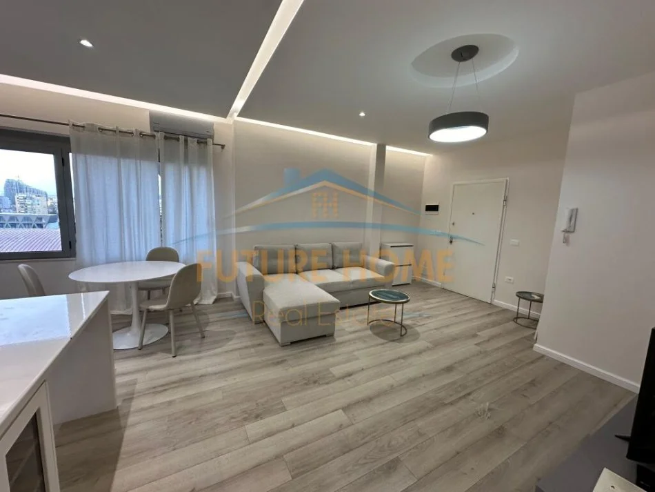 Tirane, jepet me qera apartament 1+1+Ballkon Kati 5, 66 m² 700 € (Rruga e Kosovareve)