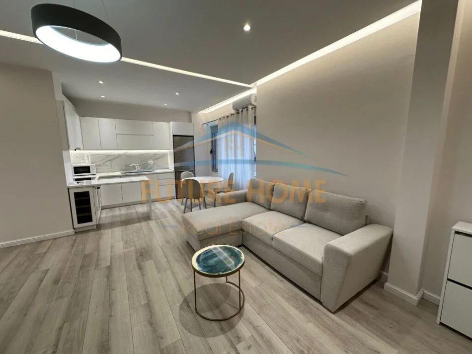 Tirane, jepet me qera apartament 1+1+Ballkon Kati 5, 66 m² 700 € (Rruga e Kosovareve)