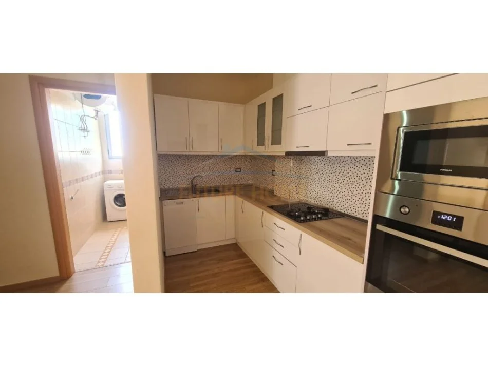 Shitet, Apartament 2+1+2, Ish-Kombinati Peshkut, Vlore.RV42379