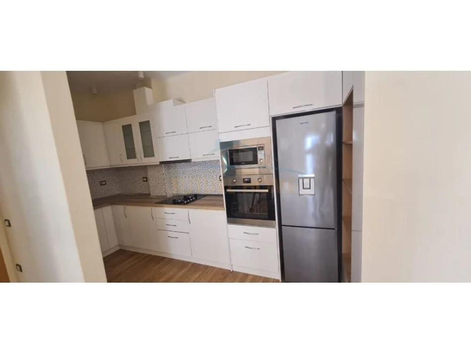 Shitet, Apartament 2+1+2, Ish-Kombinati Peshkut, Vlore.RV42379