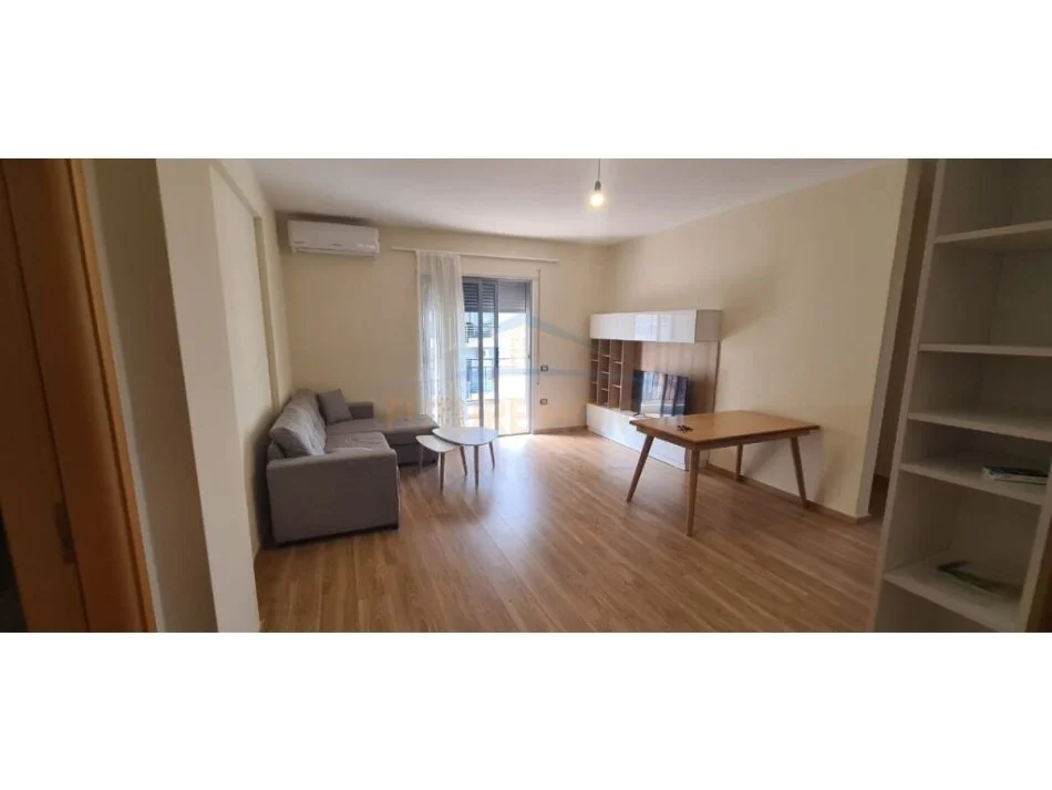 Shitet, Apartament 2+1+2, Ish-Kombinati Peshkut, Vlore.RV42379