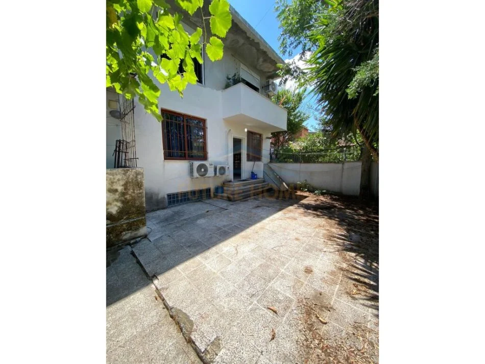 Tirane, jepet me qera apartament 1+1 Kati 0, 50 m² 300 € (LAPRAKE)