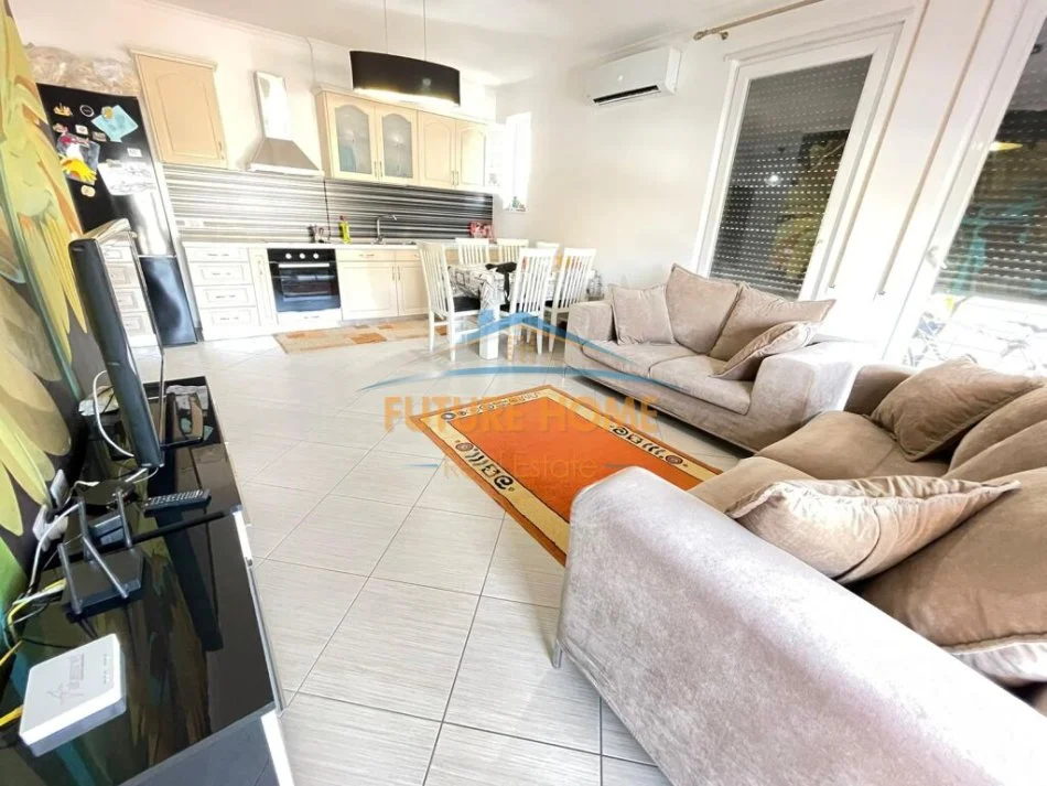 Tirane, jepet me qera apartament 1+1 Kati 3, 85 m² 550 € (Shkolla e Kuqe)