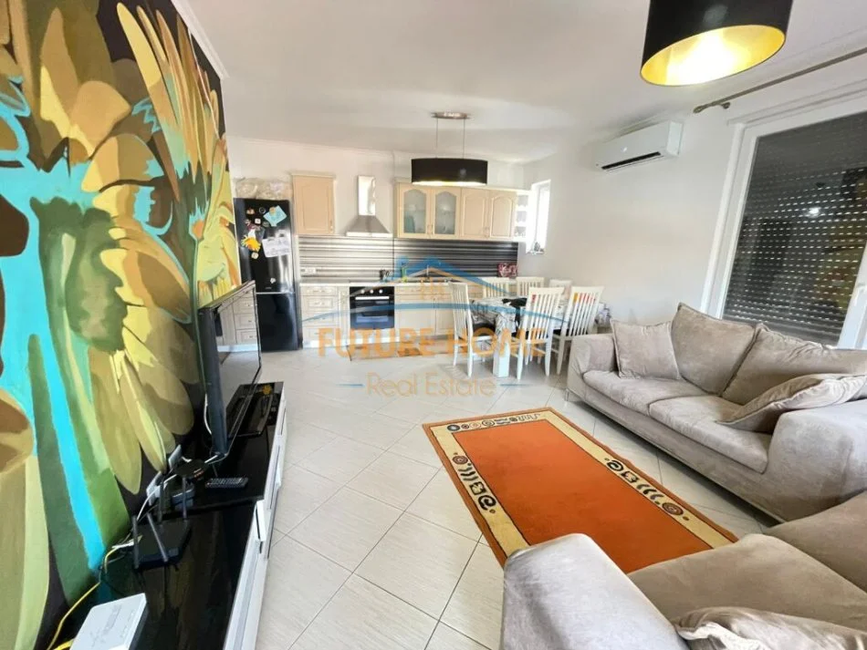 Tirane, jepet me qera apartament 1+1 Kati 3, 85 m² 550 € (Shkolla e Kuqe)