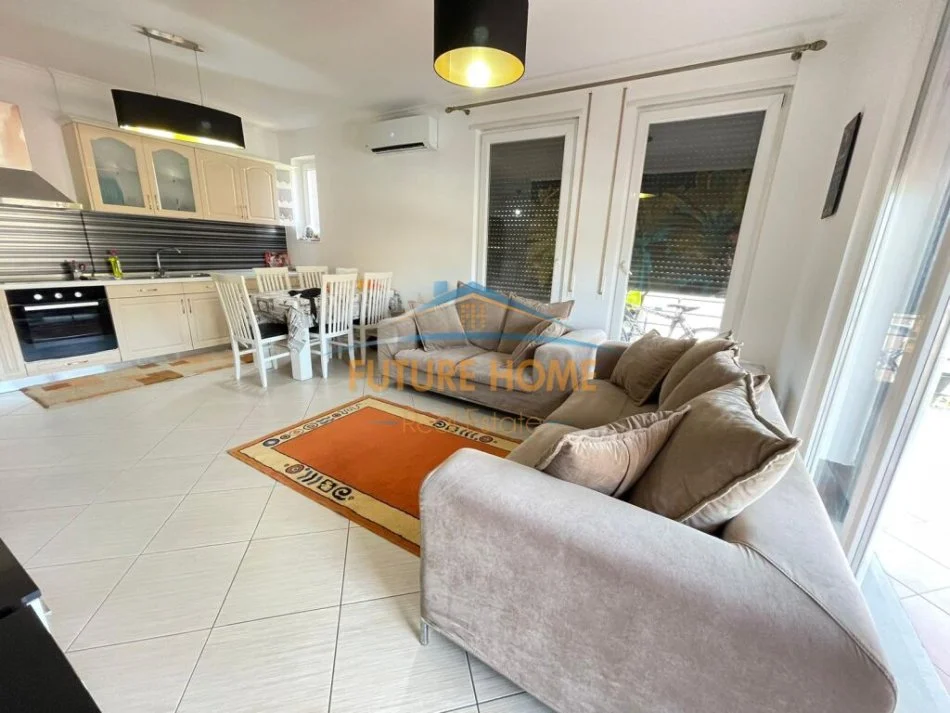 Tirane, jepet me qera apartament 1+1 Kati 3, 85 m² 550 € (Shkolla e Kuqe)