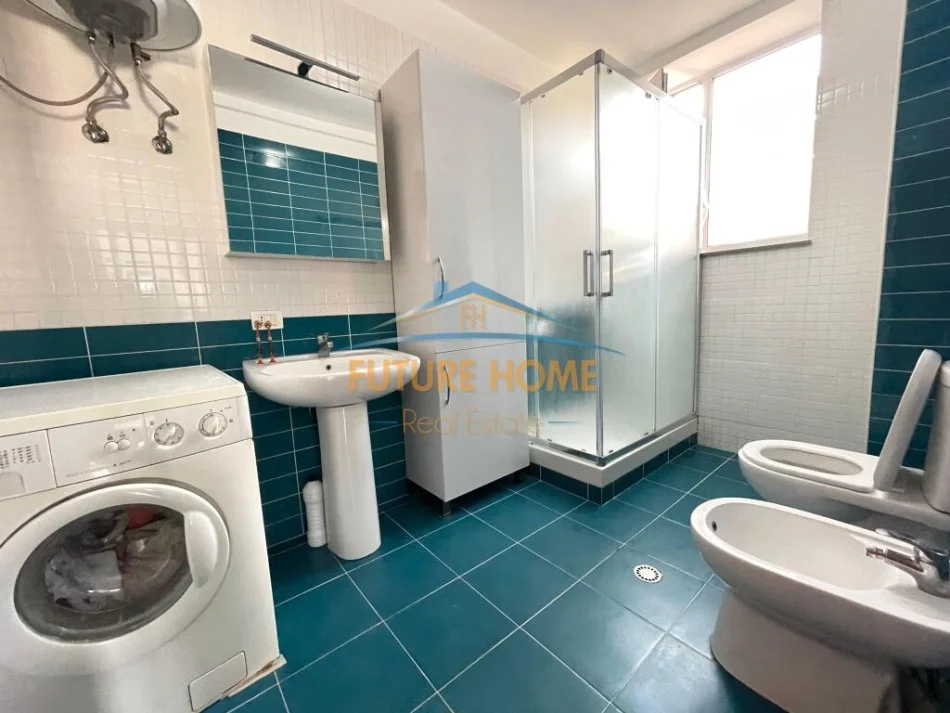 Tirane, jepet me qera apartament 1+1 Kati 3, 85 m² 550 € (Shkolla e Kuqe)