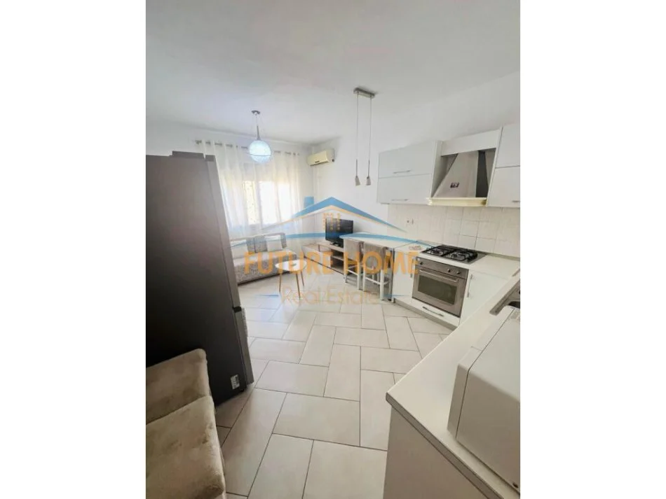 Tirane, jepet me qera apartament 1+1 Kati 6, 55 m² 400 € (UNAZA E RE)