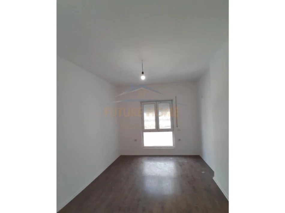Tirane, jepet me qera apartament 2+1+Ballkon Kati 8, 82 m² 450 € (Rruga e Dibres)