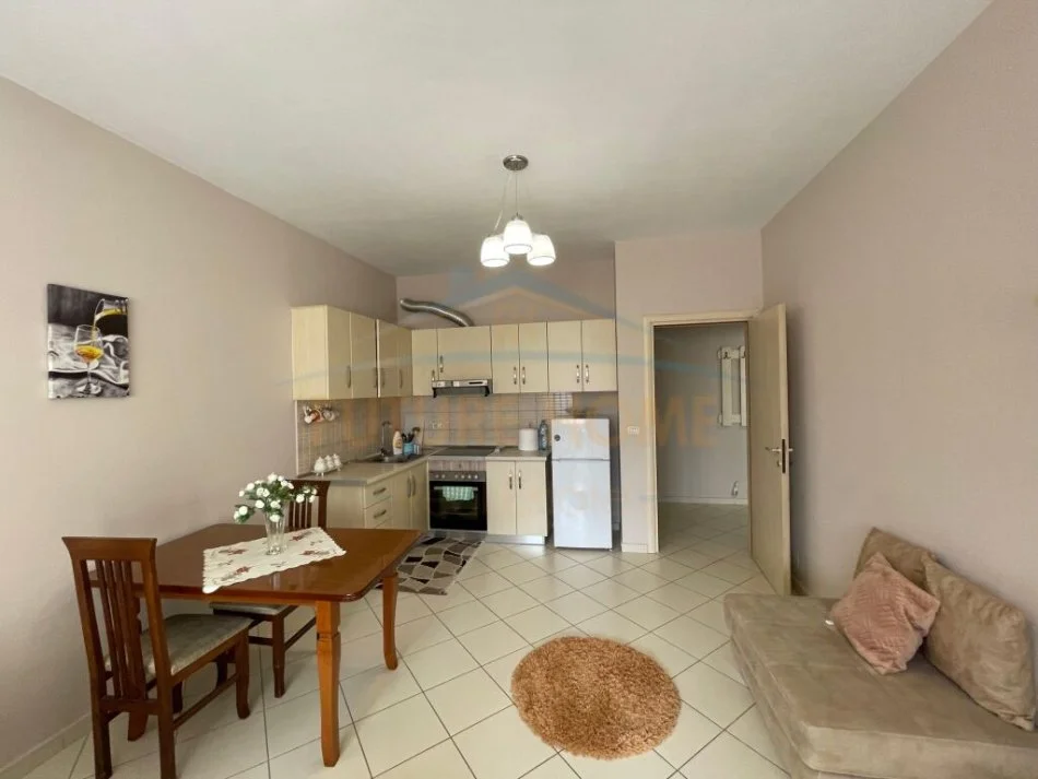 Tirane, jepet me qera apartament 1+1+Ballkon Kati 5, 500 € (Stacioni i Trenit)