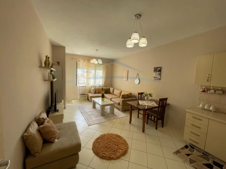 Tirane, jepet me qera apartament 1+1 Kati 5, 75 m² 500 € (STACIONI I TRENIT)