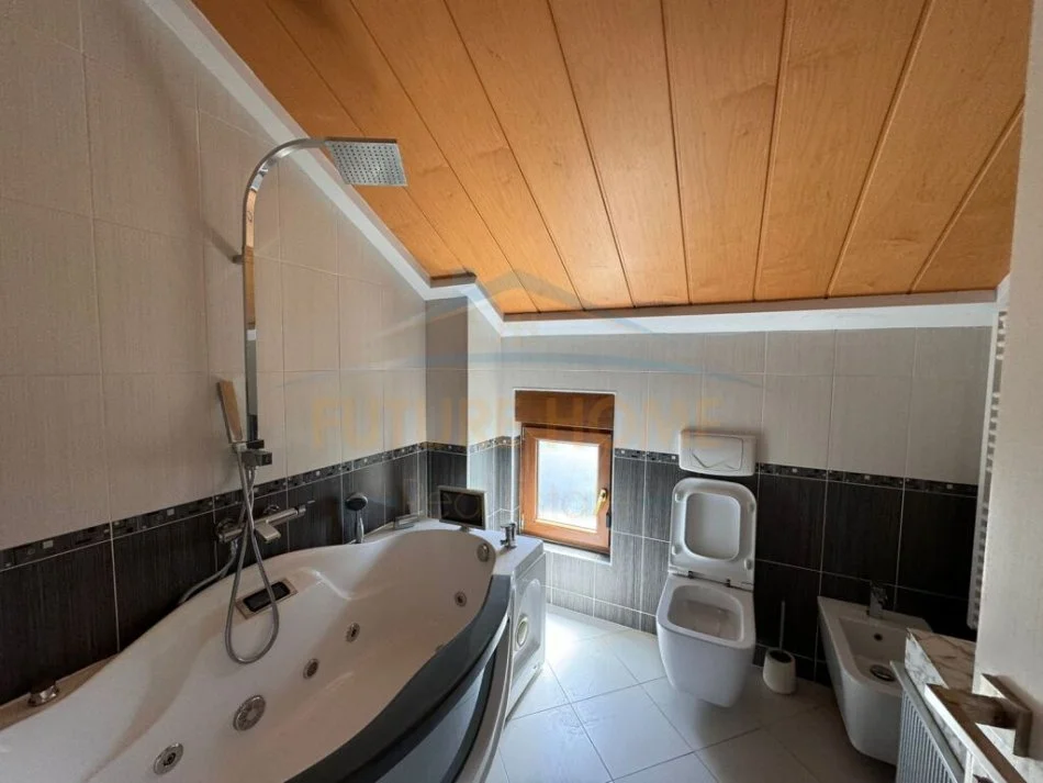 Tirane, jepet me qera Vile 3 Katshe Kati 3, 224 m² 3.000 € (lunder)