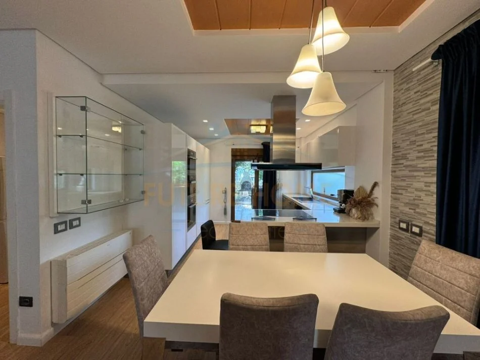 Tirane, jepet me qera Vile 3 Katshe Kati 3, 224 m² 3.000 € (lunder)