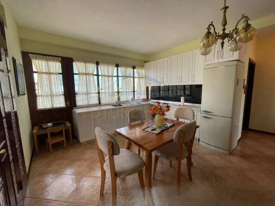 Tirane, jepet me qera apartament 2+1+Ballkon Kati 2, 128 m² 350 € (Kodra e Priftit)