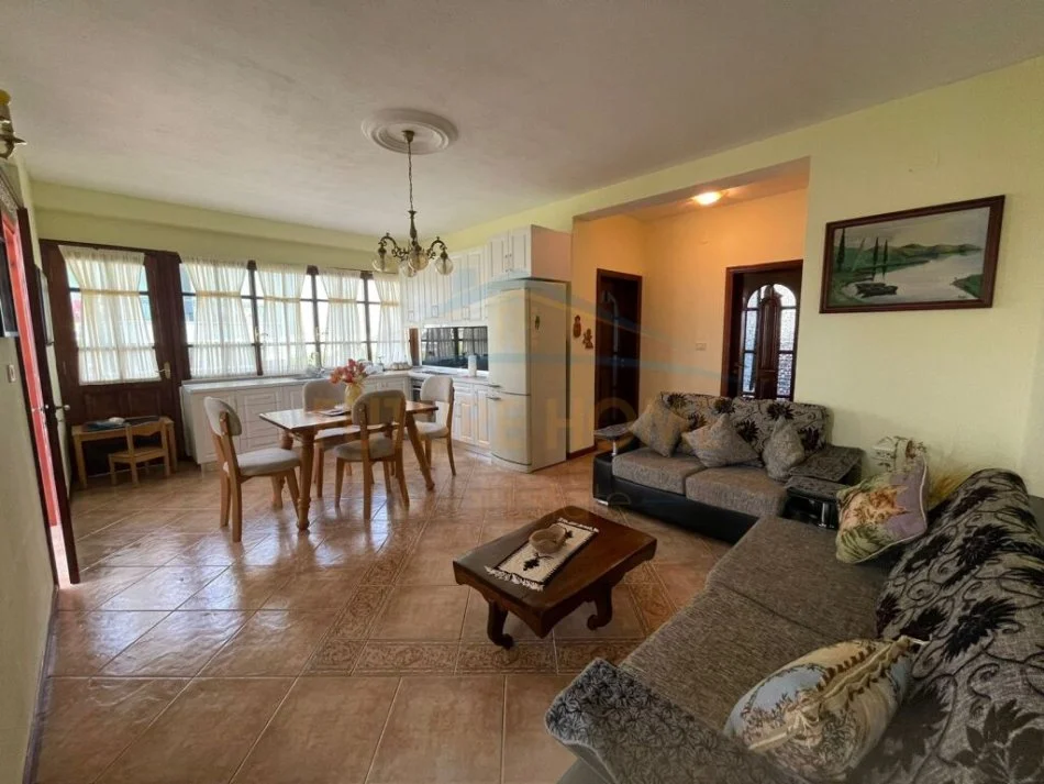 Tirane, jepet me qera apartament 2+1+Ballkon Kati 2, 128 m² 350 € (Kodra e Priftit)