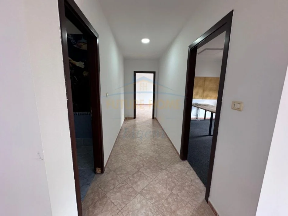 Tirane, jepet me qera apartament 2+1+Ballkon Kati 7, 125 m² 1.000 € (Blloku)