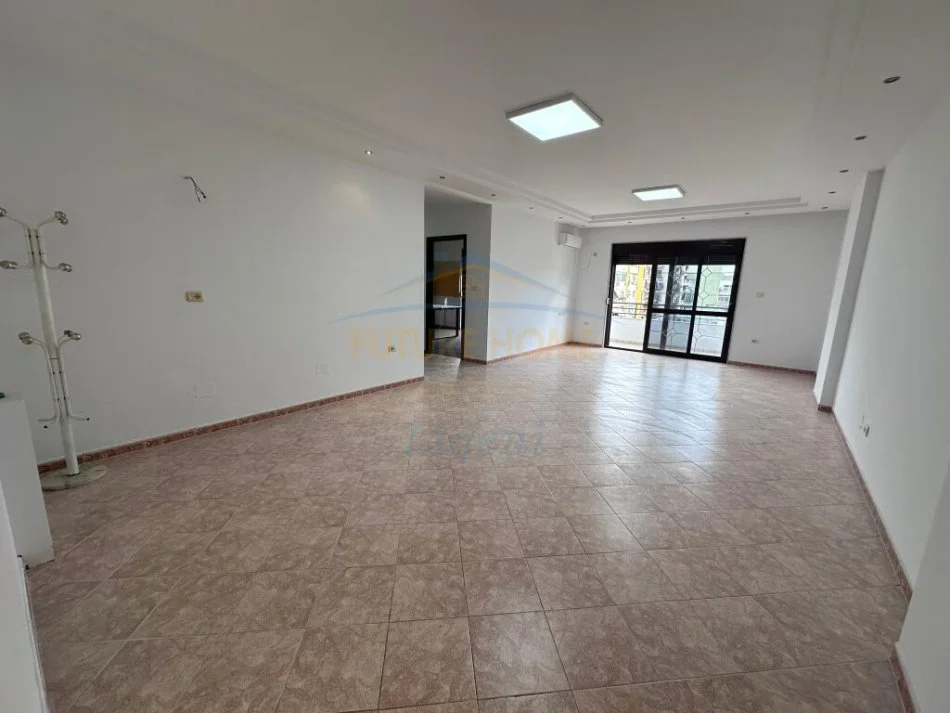 Tirane, jepet me qera apartament 2+1+Ballkon Kati 7, 125 m² 1.000 € (Blloku)