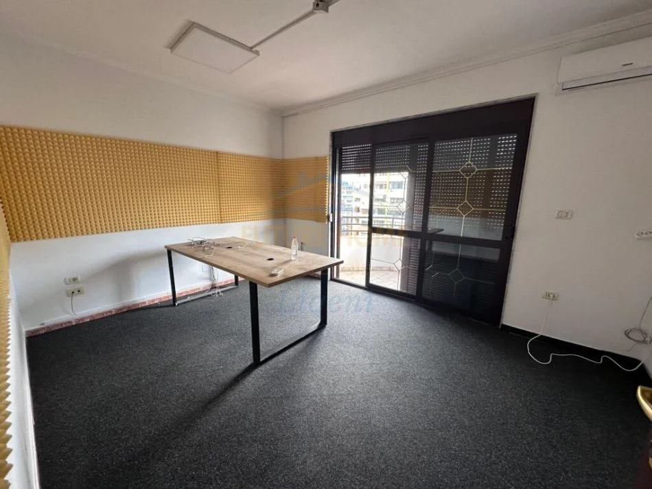 Tirane, jepet me qera apartament 2+1 Kati 7, 125 m² 1.000 € (BLLOK)