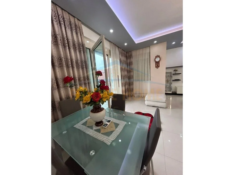 Tirane, jepet me qera 3+1+Ballkon Kati 1, 138 m² 450 € (Kodra e Priftit)