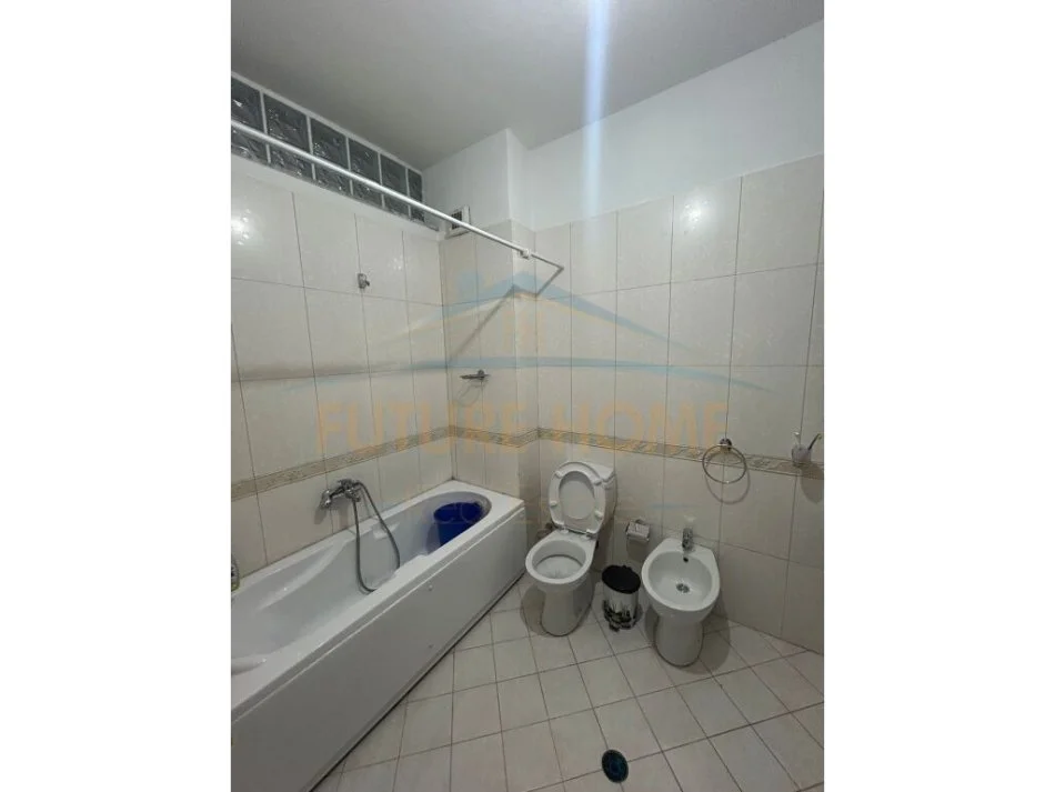 Tirane, jepet me qera apartament 3+1+Ballkon Kati 1, 138 m² 450 € (Kodra e Priftit)