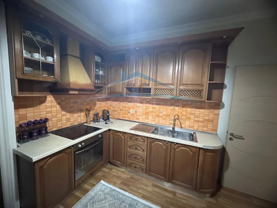 Tirane, jepet me qera apartament 2+1+Ballkon Kati 2, 102 m² 600 € (4 Deshmoret)