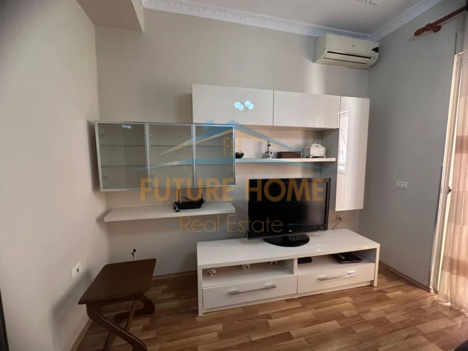 Tirane, jepet me qera apartament 2+1+Ballkon Kati 2, 102 m² 600 € (4 Deshmoret)