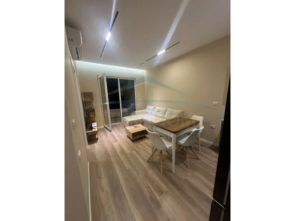 Tirane, jepet me qera apartament 1+1 Kati 9, 65 m² 500 € (Unaza e Re)