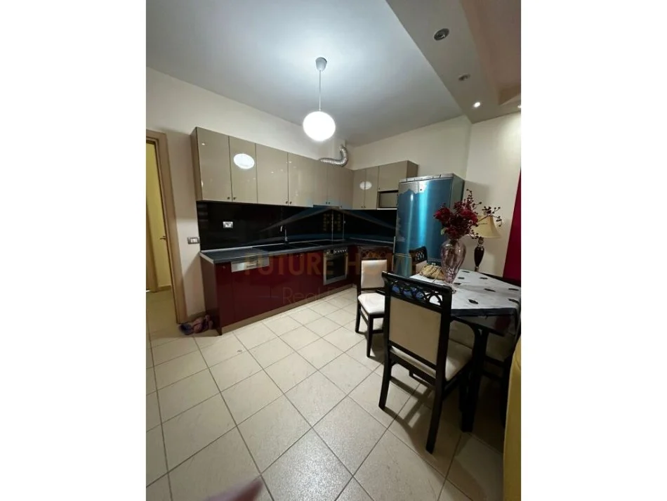 Tirane, jepet me qera apartament 1+1+Ballkon Kati 3, 75 m² 450 € (Kodra e Diellit)