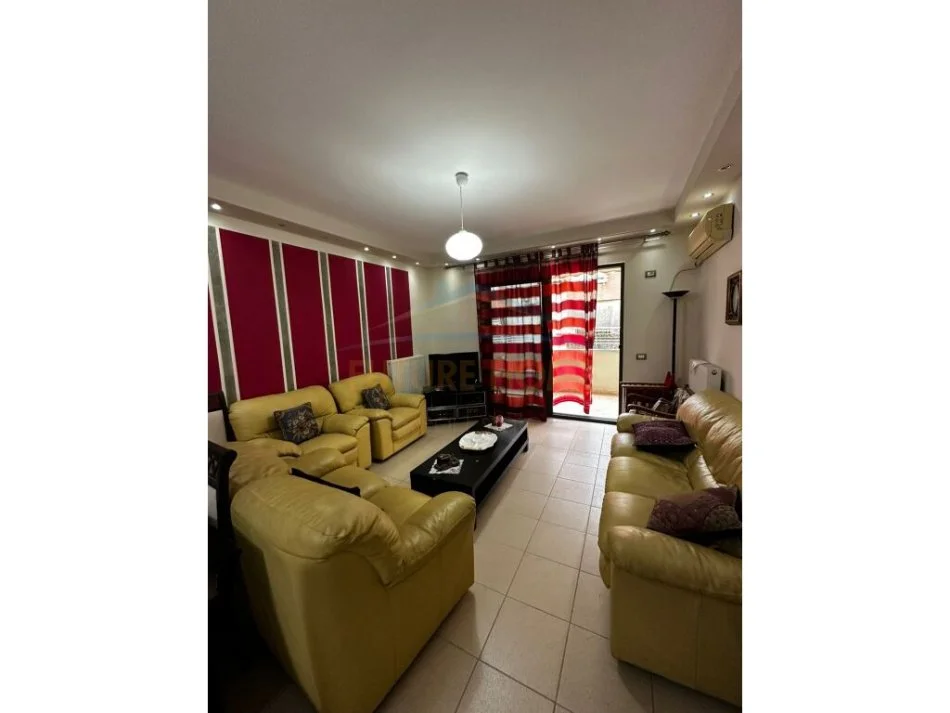 Tirane, jepet me qera apartament 1+1+Ballkon Kati 3, 75 m² 450 € (Kodra e Diellit)