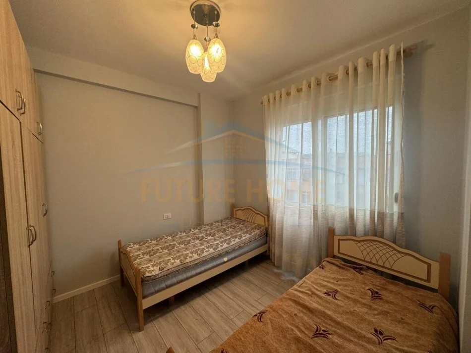 Tirane, jepet me qera apartament 2+1+Ballkon Kati 8, 85 m² 470 € (Unaza e Re)