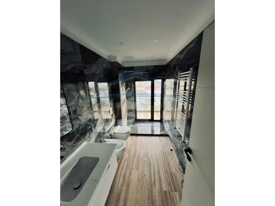 Tirane, jepet me qera Vile 3 Katshe , 1.000 m² 3.500 € (Farke)