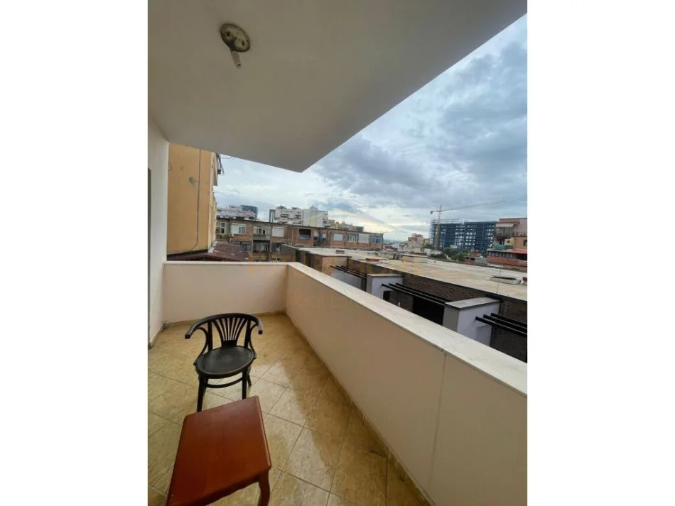 Tirane, jepet me qera apartament 1+1+Ballkon Kati 4, 70 m² 500 € (Selvia)
