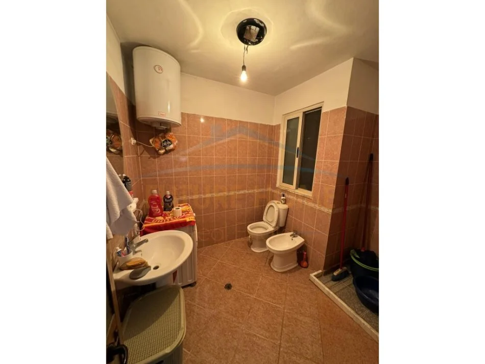 Tirane, shitet apartament 2+1+Ballkon Kati 3, 102 m² 128.000 € (Unaza e Re)