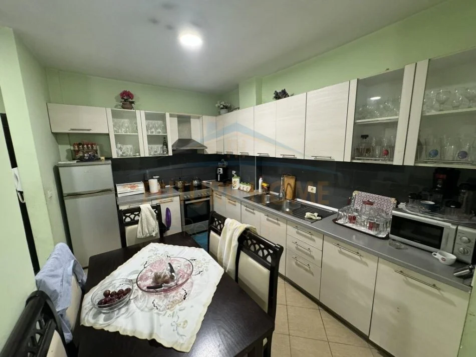 Tirane, shitet apartament 2+1+Ballkon Kati 3, 102 m² 128.000 € (Unaza e Re)