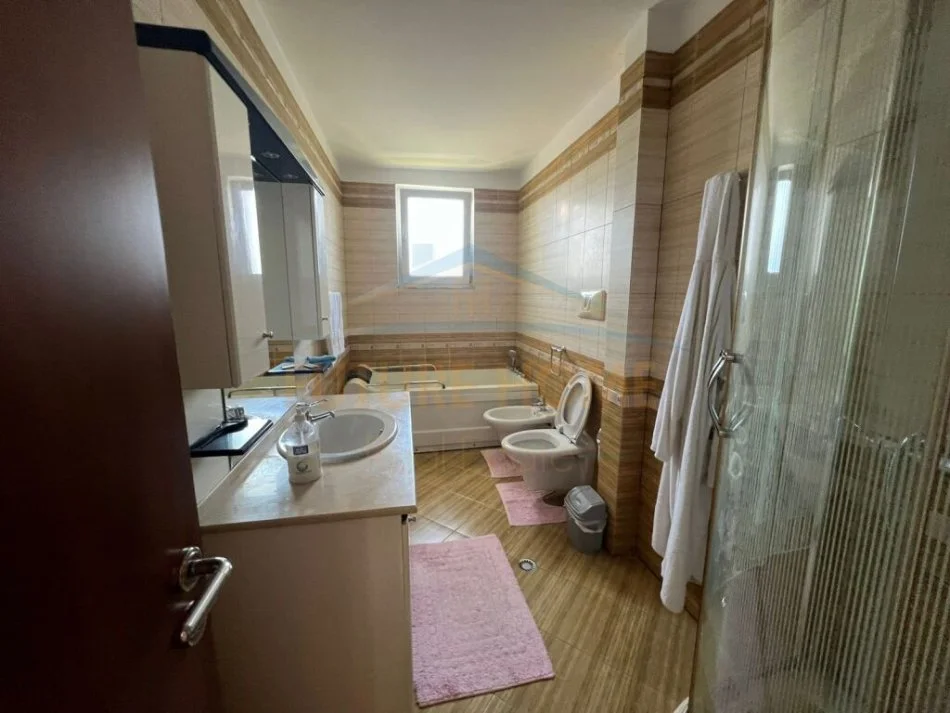 Durres, shitet apartament 3+1 Kati 5, 140 m² 125.000 € (Prane Stadiumit, Durres)