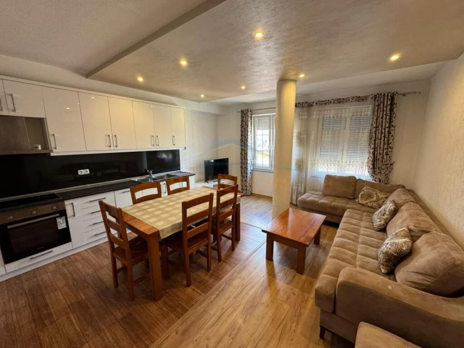 Tirane, jepet me qera apartament 2+1 Kati 3, 95 m² 420 € (5 Maji)