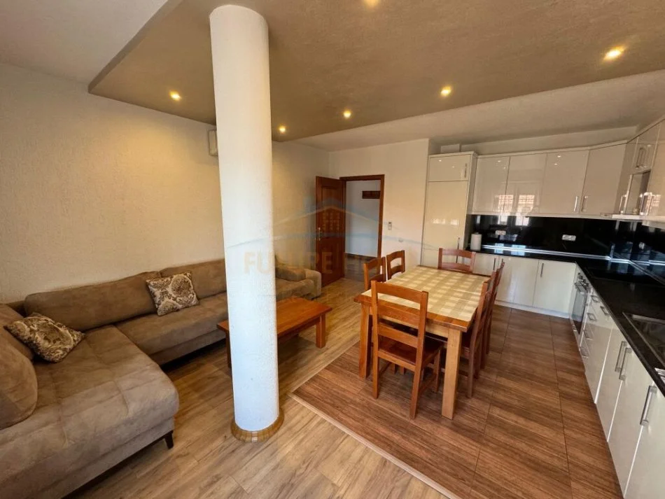 Tirane, jepet me qera apartament 2+1+Ballkon Kati 3, 95 m² 420 € (5 Maji)