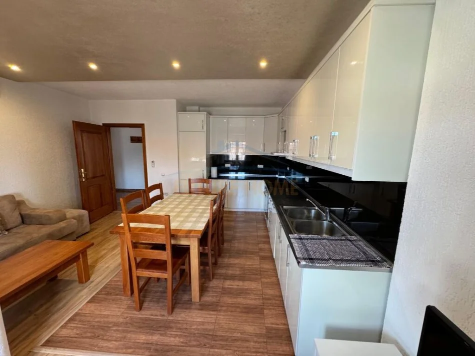 Tirane, jepet me qera apartament 2+1+Ballkon Kati 3, 95 m² 420 € (5 Maji)