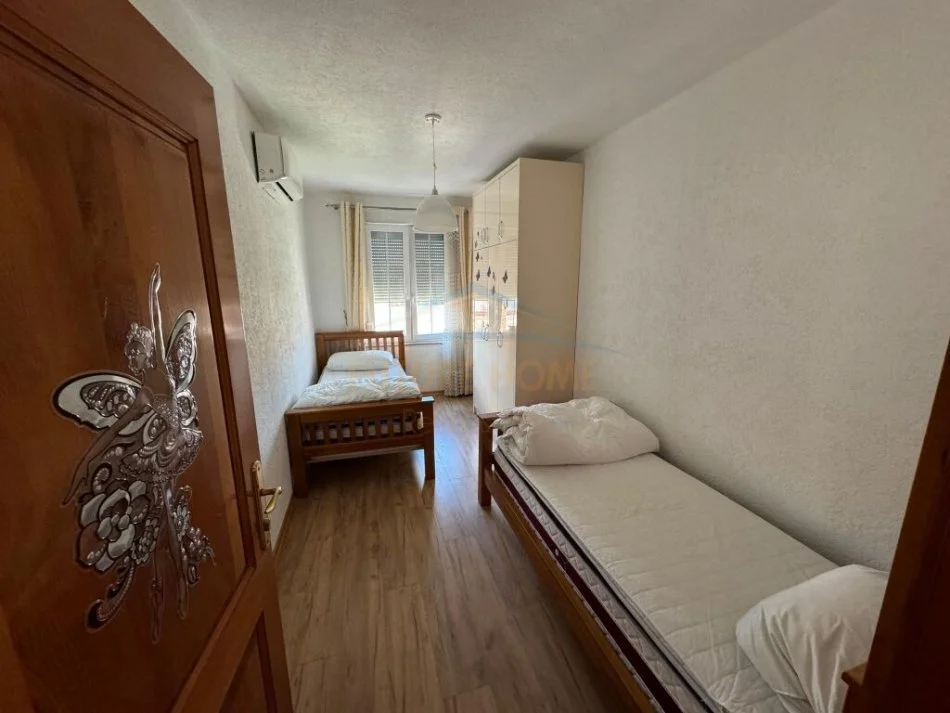 Tirane, jepet me qera apartament 2+1+Ballkon Kati 3, 95 m² 420 € (5 Maji)