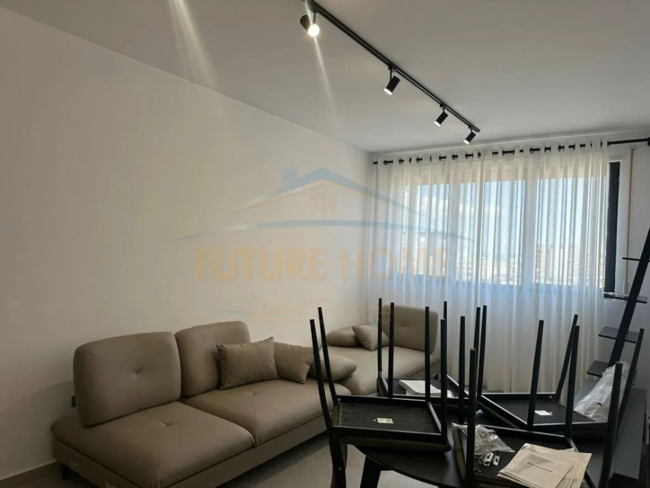 Tirane, jepet me qera apartament 1+1+Ballkon Kati 6, 59 m² 500 € (Xhamlliku)