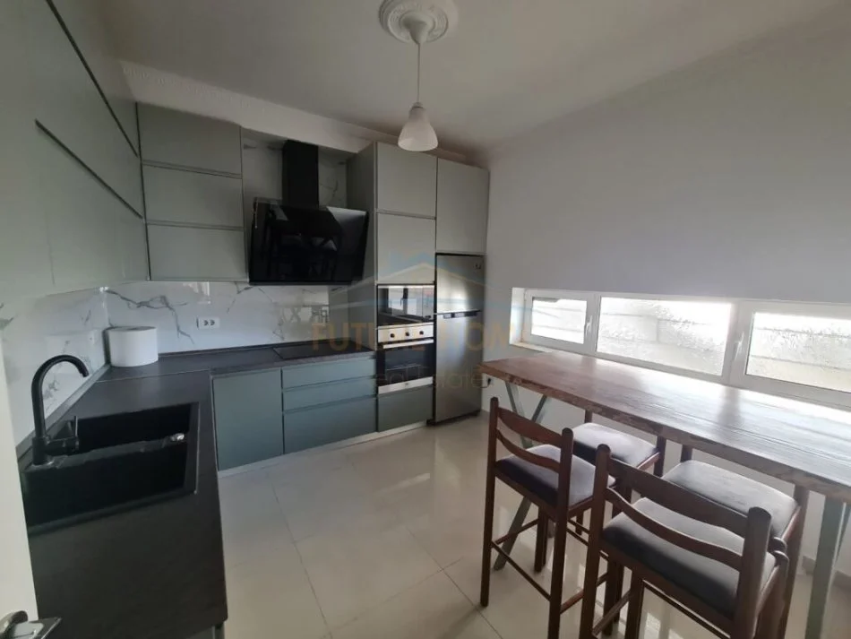 Tirane, jepet me qera apartament 2+1+Ballkon Kati 2, 127 m² 800 € (Kopshti Botanik)