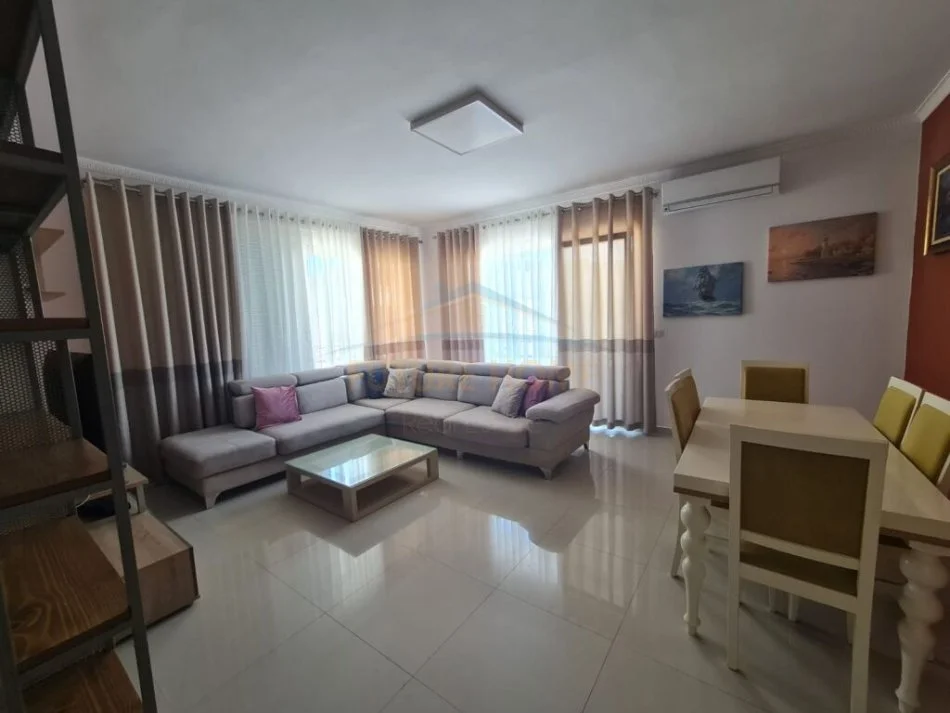 Tirane, jepet me qera apartament 2+1+Ballkon Kati 2, 127 m² 800 € (Kopshti Botanik)