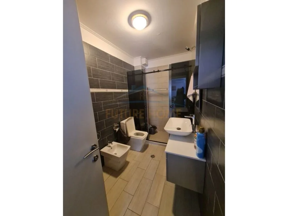 Tirane, jepet me qera apartament 2+1+Ballkon Kati 2, 127 m² 800 € (Kopshti Botanik)