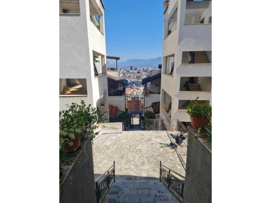 Tirane, jepet me qera apartament 2+1+Ballkon Kati 2, 127 m² 800 € (Kopshti Botanik)