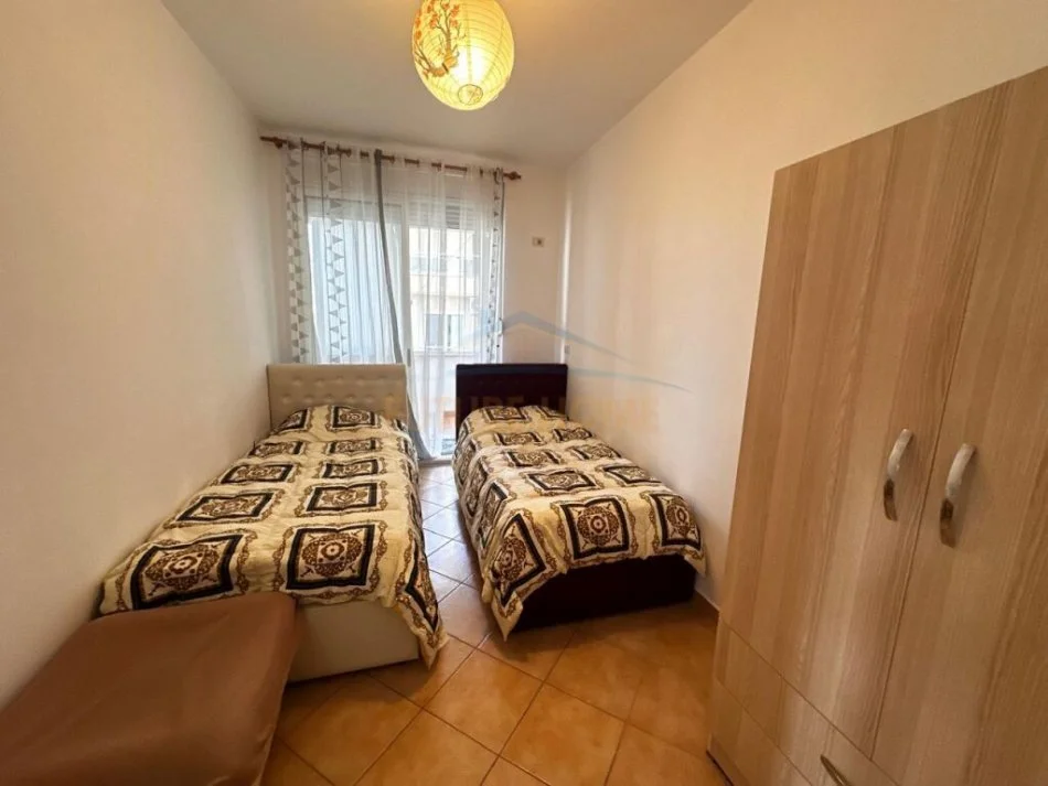 Tirane, jepet me qera apartament 2+1+Ballkon Kati 2, 110 m² 600 € (Kopshti Botanik)