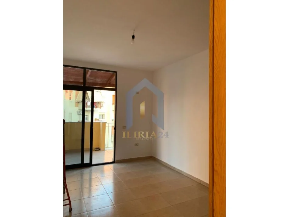 Tirane, jepet me qera apartament 1+1 , 60 m² 350 € (rruga e kavajes)