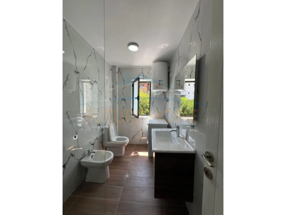 Tirane, shitet apartament 1+1 Kati 3, 52 m² 110.000 € (Ferit Xhajko)