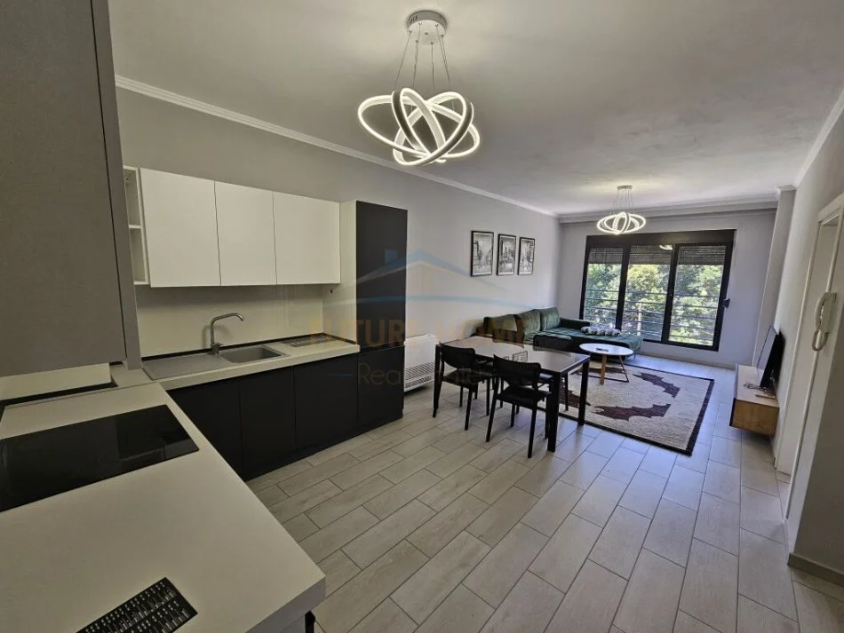 Tirane, jepet me qera apartament 1+1 Kati 1, 65 m² 400 € (5 MAJI)